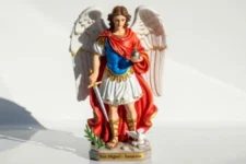 Oración de sanación San Miguel Arcángel: Figura de San Miguel bañada en luz, alas blancas doradas, porta espada y báculo con esfera azul; paloma blanca y ramas verdes refuerzan la invocación de equilibrio y pronta recuperación.