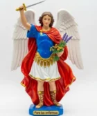 Poderosa Oración a San Miguel Arcángel para los enfermos: Estatua de San Miguel Arcángel con espada levantada, alas extendidas y ramos de lavanda y flores en mano, sobre base que dice “Para los enfermos”.