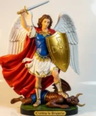Poderosa oración a San Miguel Arcángel contra la brujería: Imagen de San Miguel con escudo y espada, dominando a un demonio oscuro, sobre base rotulada "Contra la Brujería".