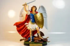 Poderosa oración a San Miguel Arcángel contra la brujería: Imagen de San Miguel con escudo y espada, dominando a un demonio oscuro, sobre base rotulada "Contra la Brujería".