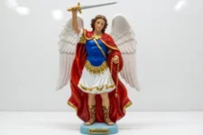 Oracion a san miguel arcangel para embarazo: Imagen de San Miguel con túnica azul, capa roja y espada levantada, sosteniendo un rosario, de pie sobre base con inscripción “Embarazo”.