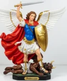Poderosa oración a San Miguel Arcángel para protección contra todo mal: Figura de San Miguel Arcángel con escudo y espada, alas abiertas y capa roja, dominando a un demonio bajo sus pies.