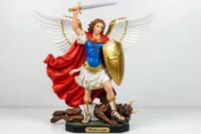 Poderosa oración a San Miguel Arcángel para protección contra todo mal: Figura de San Miguel Arcángel con escudo y espada, alas abiertas y capa roja, dominando a un demonio bajo sus pies.